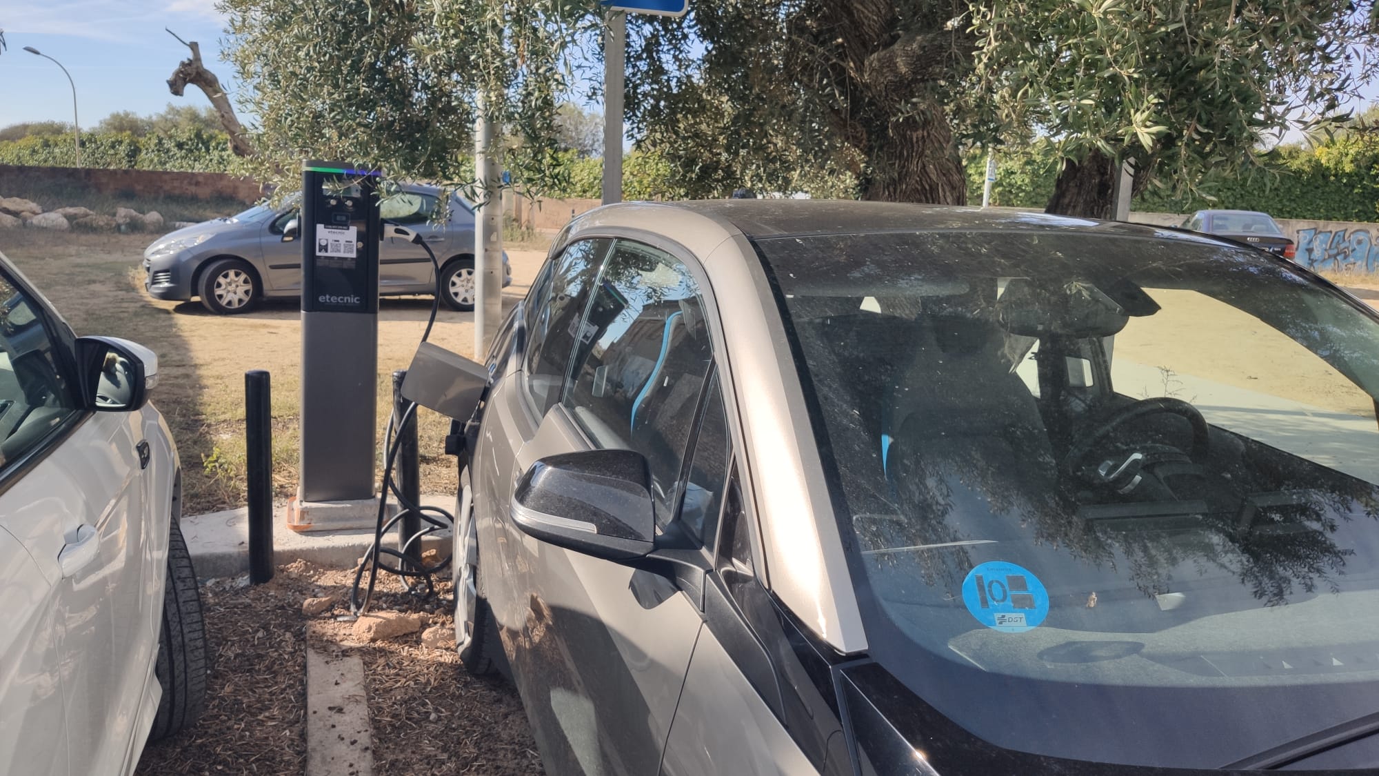 Es reparen els dos punts de recàrrega de vehicles elèctrics