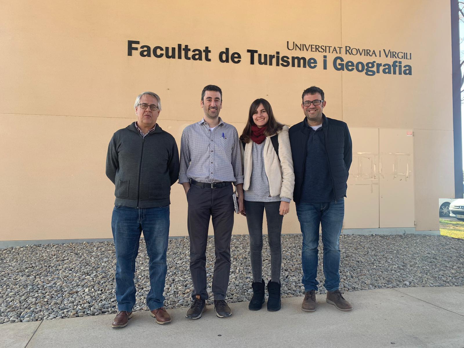 Una jove cunitenca estudia a fons La Ruta de la Transhumància