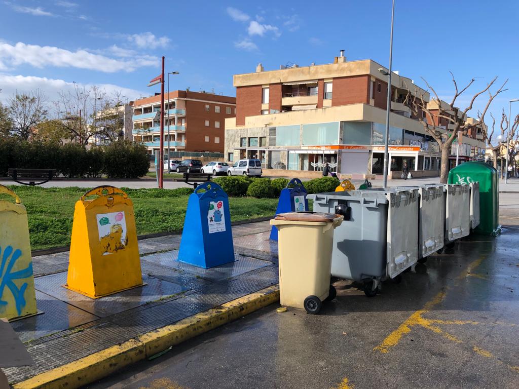 Primers treballs de desinfecció a les zones de contenidors