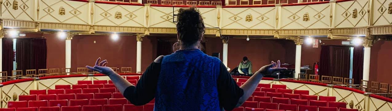 Corbes empoderades, a càrrec de la monologuista Eva Cabezas