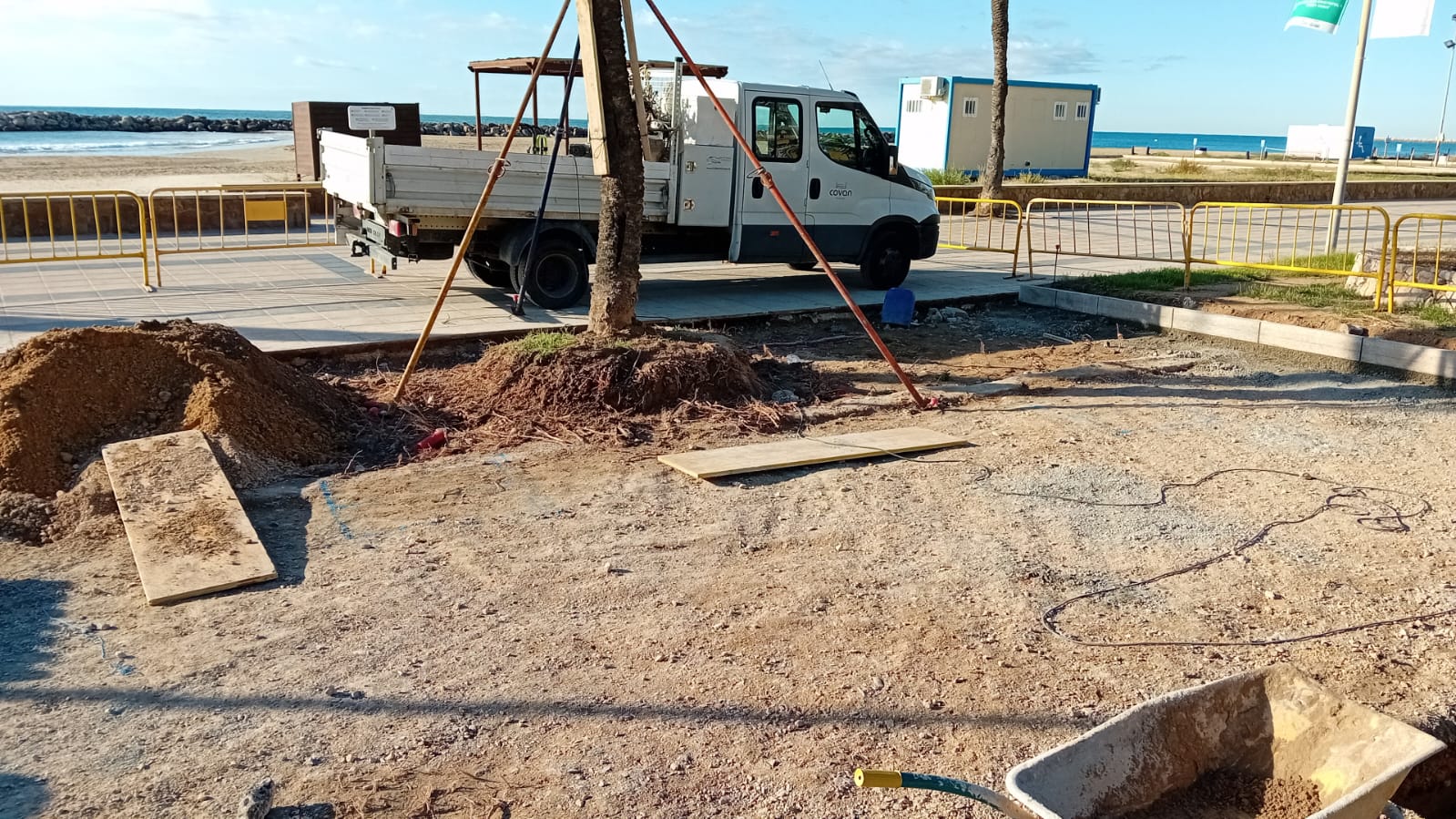 Inici de les obres al passeig marítim de Cunit per instal·lar pèrgoles d’ombra