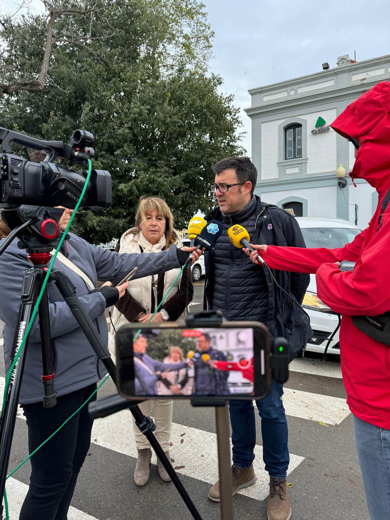 Cunit i Cubelles denuncien la precarietat del servei de Rodalies i exigeixen solucions immediates