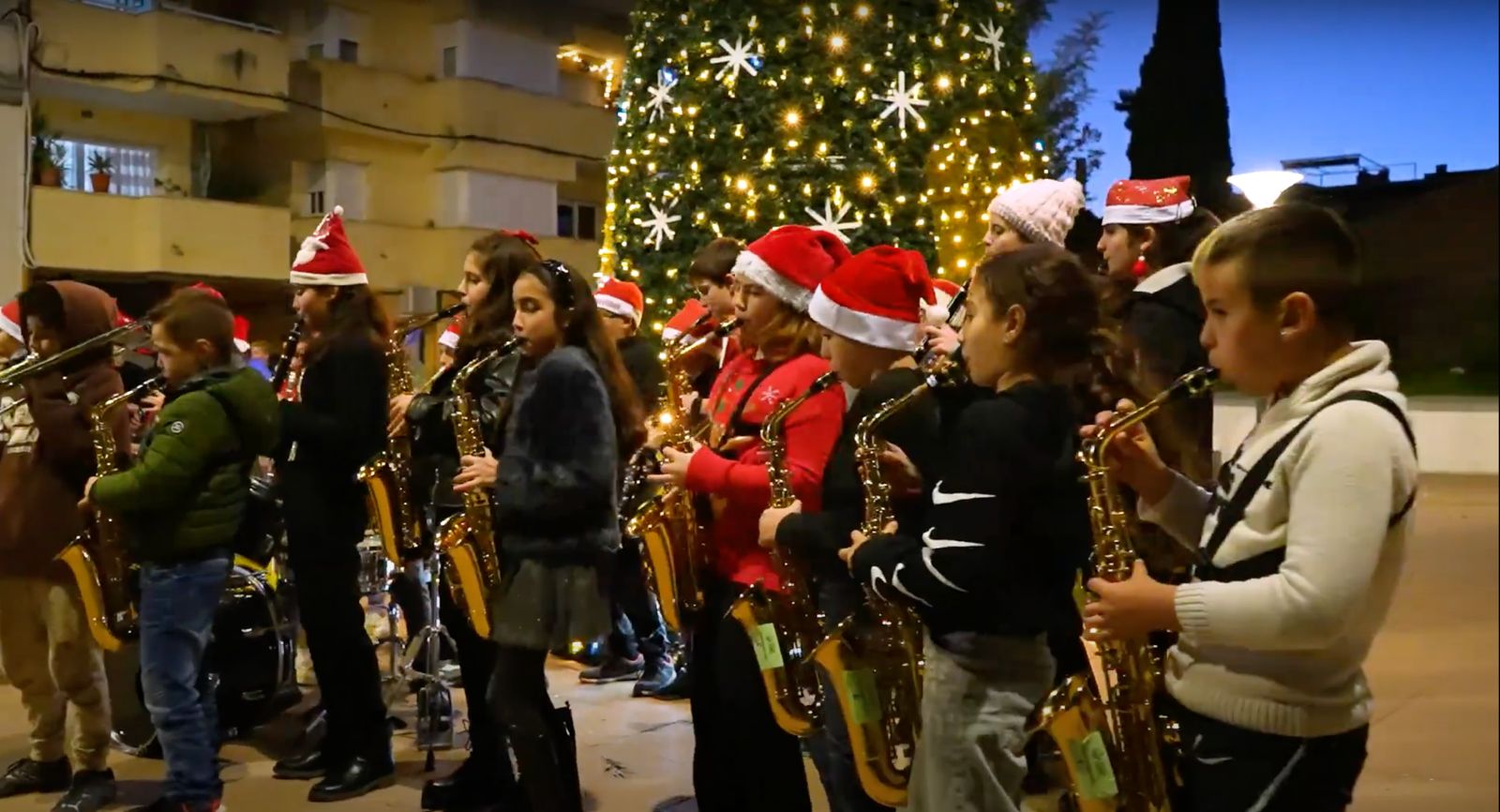 Els alumnes de l’extraescolar de música feliciten el Nadal amb una cançó especial