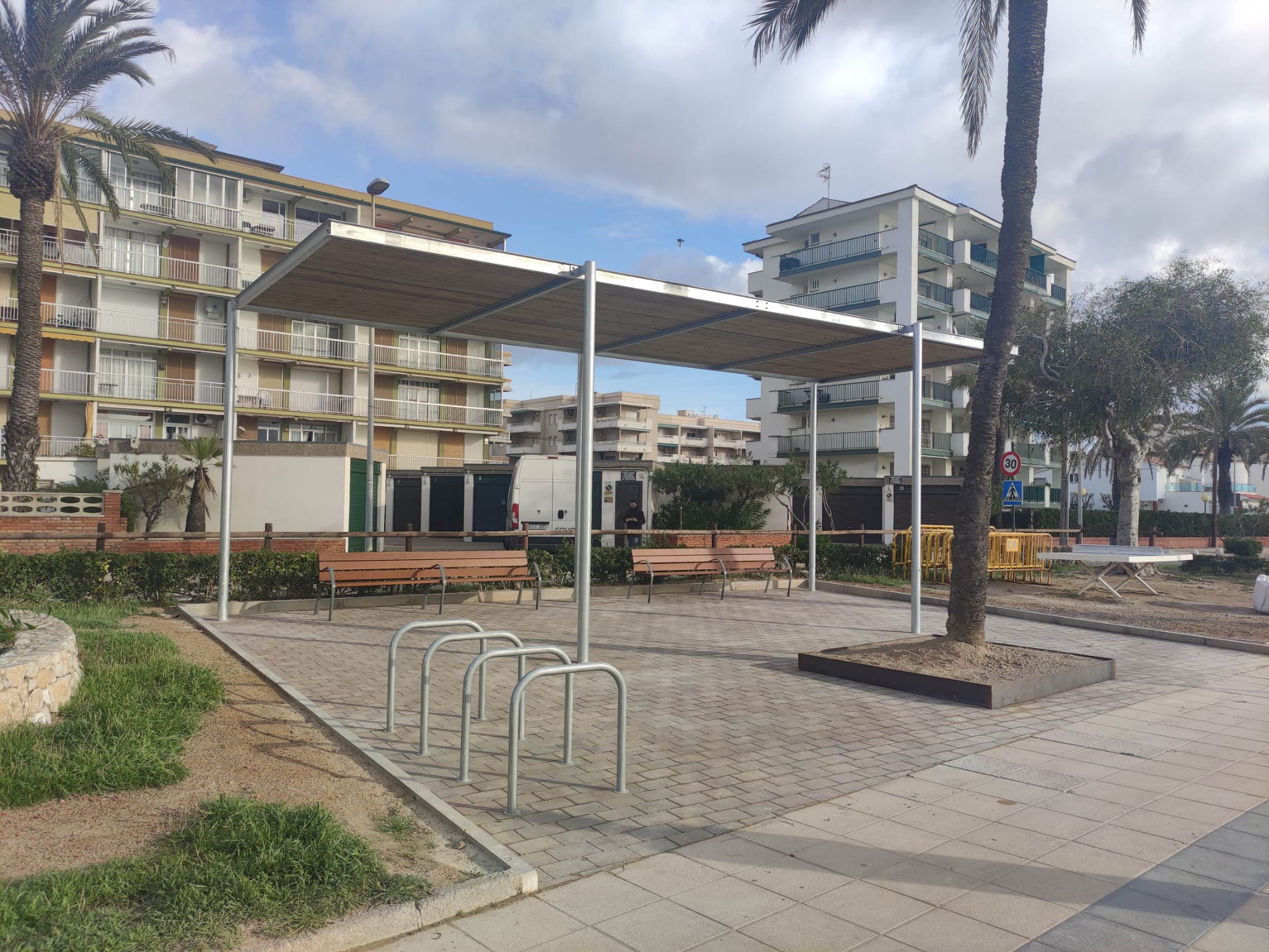 Finalitzades les obres de creació d’una zona d’estada amb ombres al Passeig Marítim