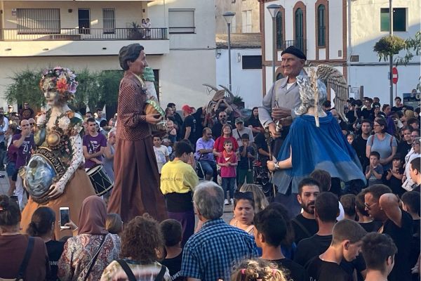 Cunit celebra amb èxit el bateig dels nous gegantons Terra i Aire i del drac Flameta