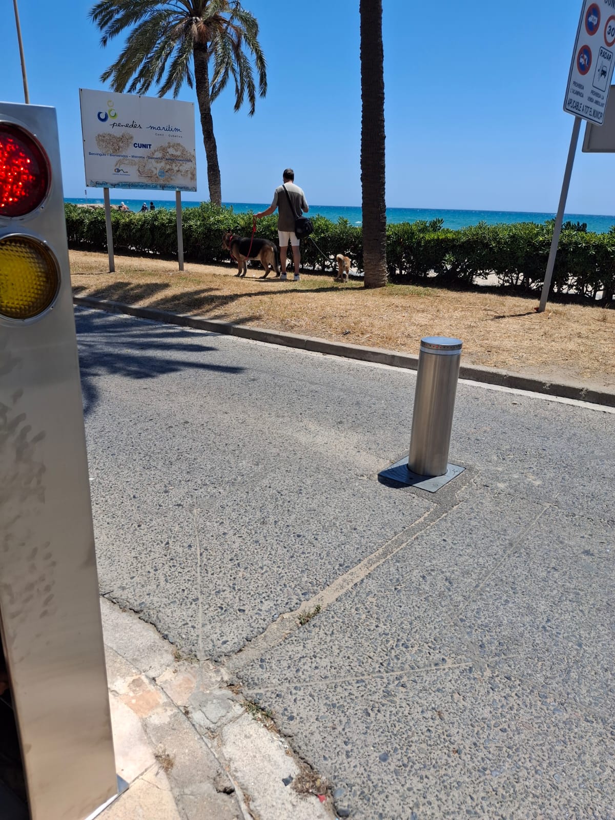 Tancament amb pilona  al Passeig Marítim de Cunit