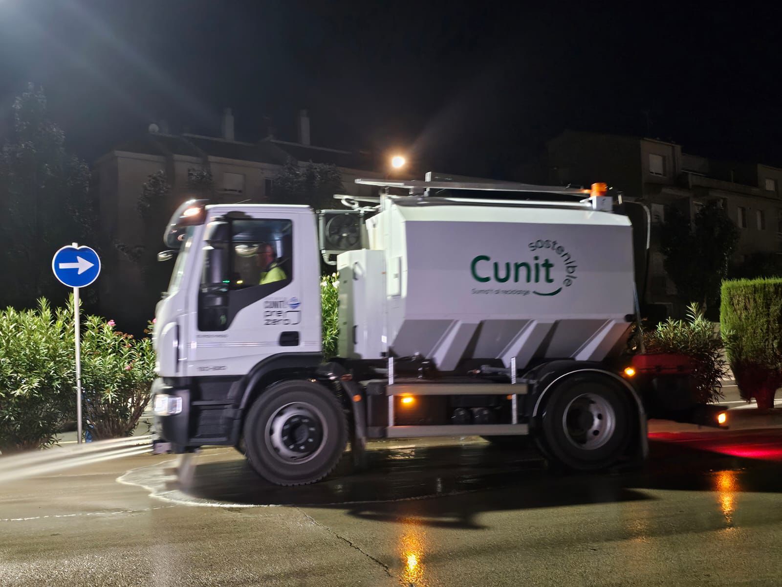 Cunit intensifica la neteja dels carrers amb aigua a pressió