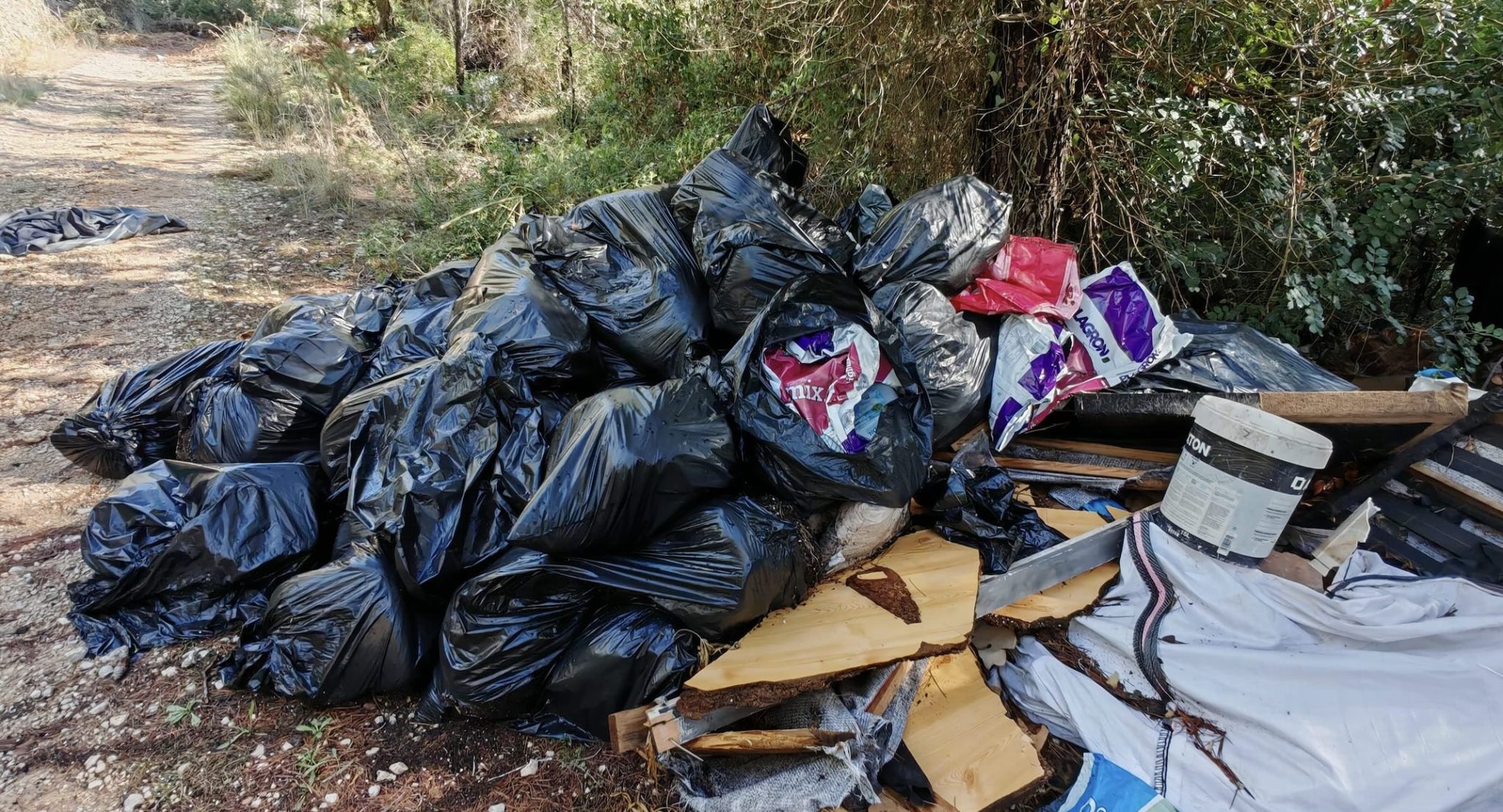 Denuncien un abocament il·legal de marihuana a l’entorn natural de Cunit
