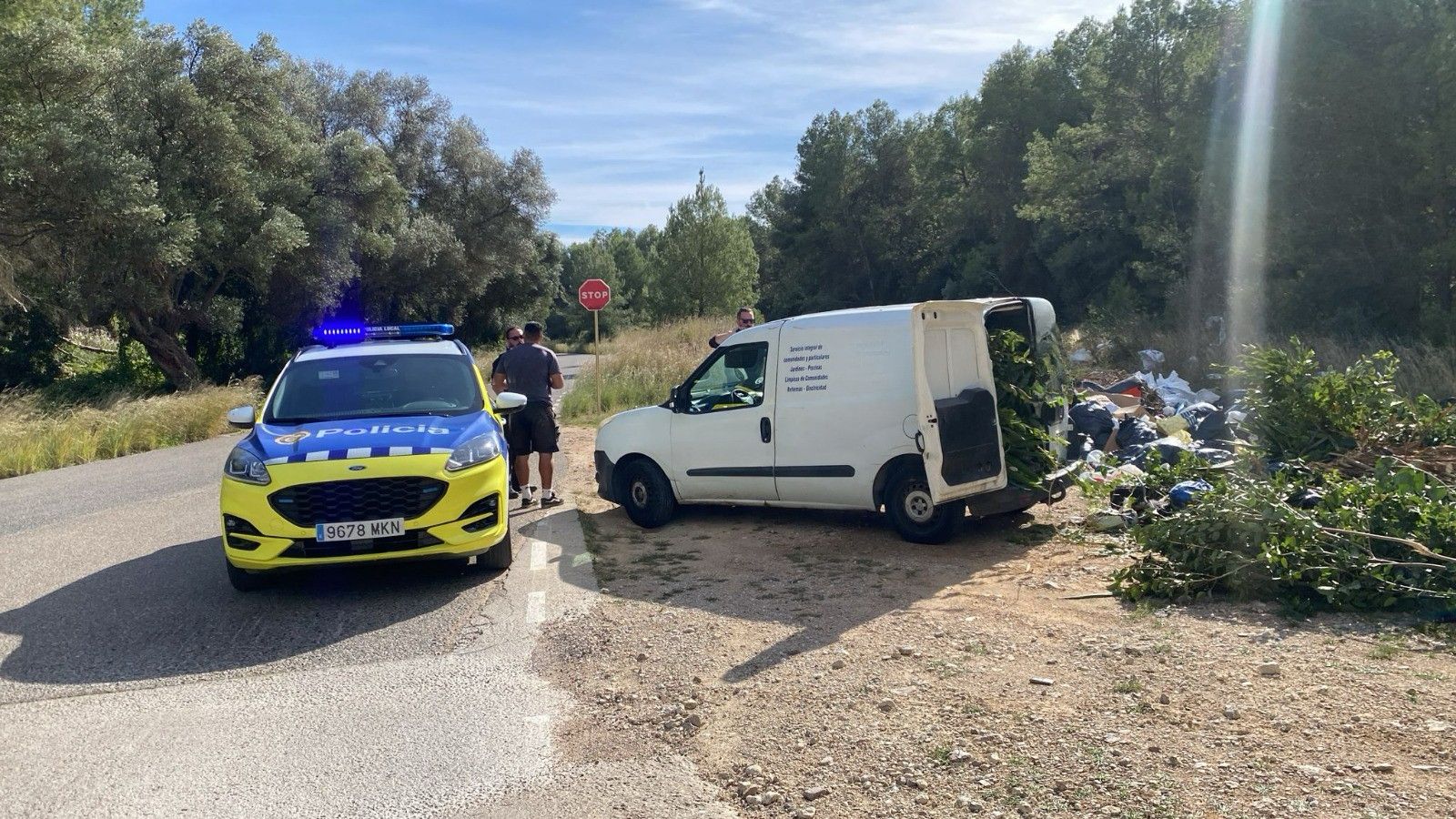 Denuncien un abocament il·legal de restes de jardineria a l’entorn natural de Cunit