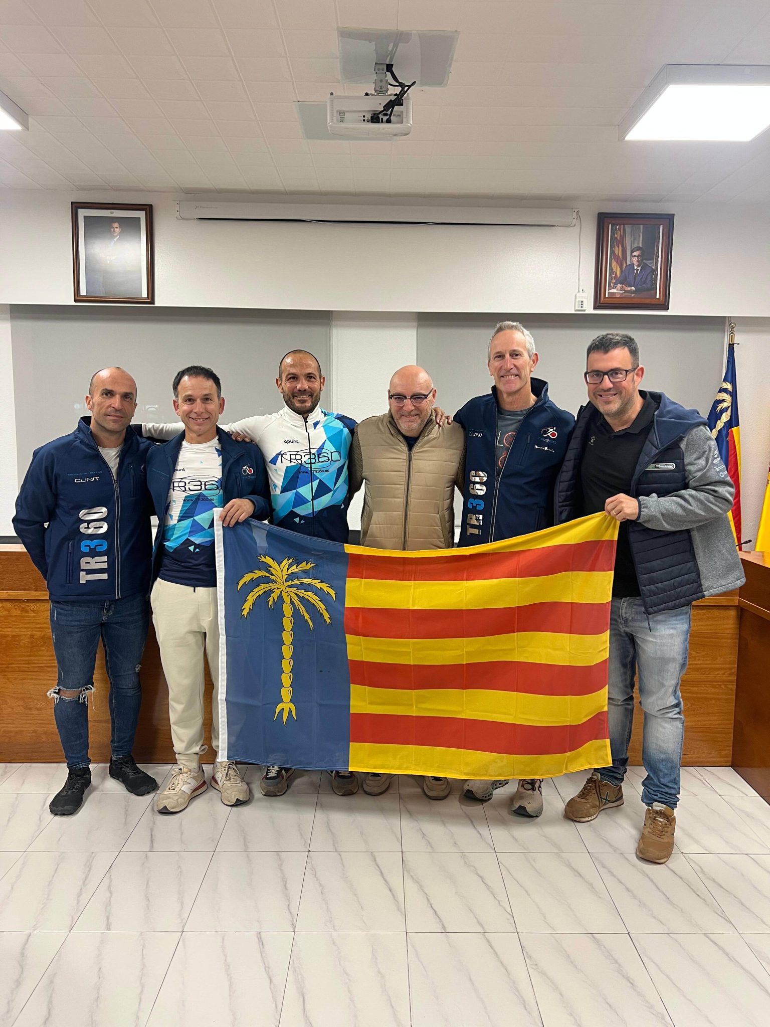 Cunit reconeix l’equip de TR360 Penedès Marítim amb la bandera del municipi pel seu èxit al Campionat de Catalunya de Triatló
